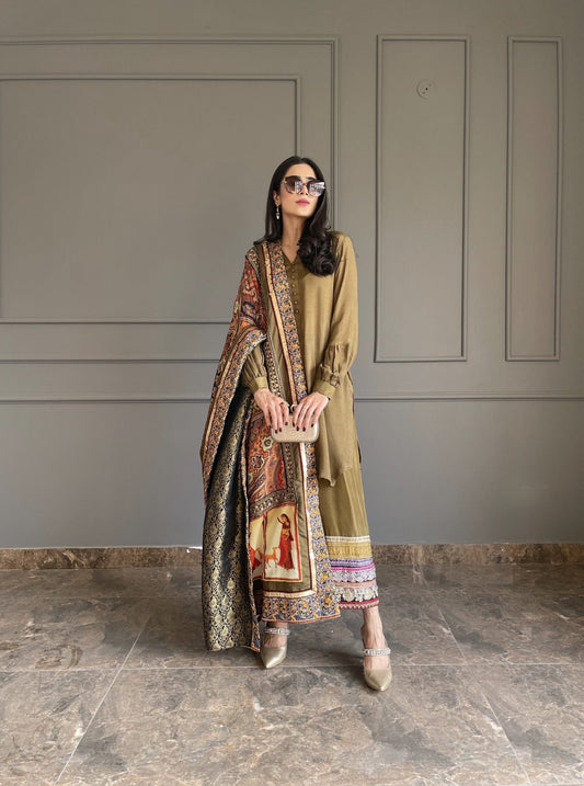 Attire Theme silk Chaddar  with Raw Silk chatapatti outfit A piece of art which shows love 💞 for kashi kari ornately decorated mughal era The heavy embroidered borders on a silk shawl is the heirloom touch